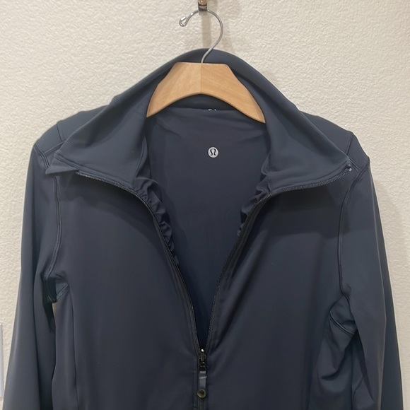 Lululemon Black Reversible Jacket—Beautiful Fabric—Pockets—Excellent Condition! - Picture 3 of 10